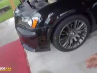Roadside - latina hustru har xxx filma med henne mechanic utanför