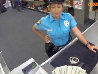 Krūtinga policija pareigūnas pawns jos stuff ir prikaltas į uždirbti grynieji