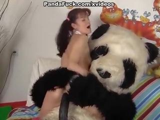 Argëtues vajzë fucks me e ndyrë panda ari