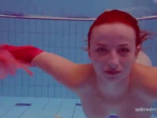 Rotschopf im die schwimmbad