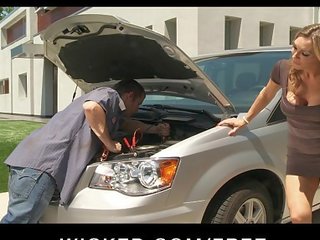 Приголомшлива білявка британка матуся таня tate трахає її машина mechanic