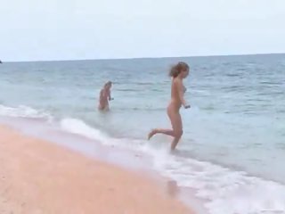 3 nudists spēlē par the pludmale