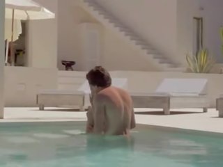 Fantastiline sensitive täiskasvanud film sisse a swimmingpool