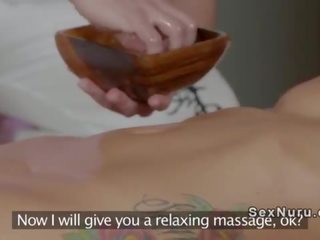 Tatuado hip morena franja massagista