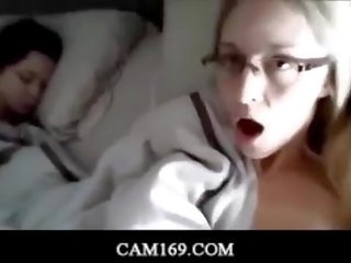 Blondīne femme fatale masturbācija nākamais līdz viņai guļošas draugs