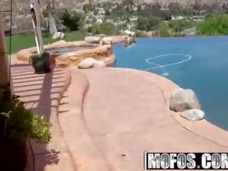 Mofos - drone κυνηγός - (alison tyler) - δίπλα στην πισίνα γαμήσι